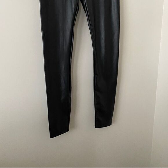 Lyysè-Textured Black Faux Leather Legging - Picture 7 of 11
